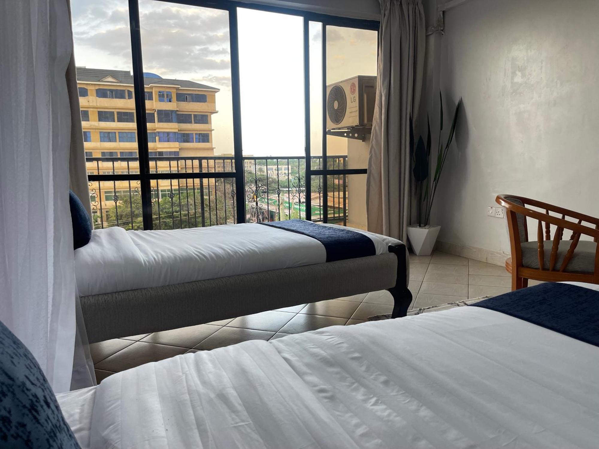 Iman Hotel Isiolo Екстериор снимка